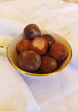 Une photo de Truffes à la châtaigne et au chocolat blanc ou noir 🌰