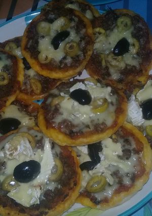 صورة لوصفة ميني بيتزا بالعجينة المورقة 🍕🍕🍕🍕