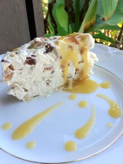 Une photo de Nougat Glacé Aux fruits secs et confits
