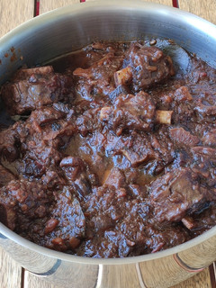 Una foto de Rabo de vacuno al vino tinto (en olla exprés rápida)