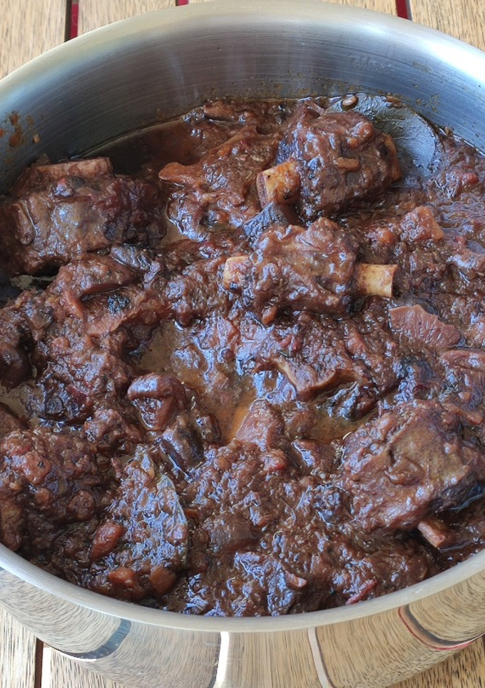 Una foto de Rabo de vacuno al vino tinto (en olla exprés rápida)