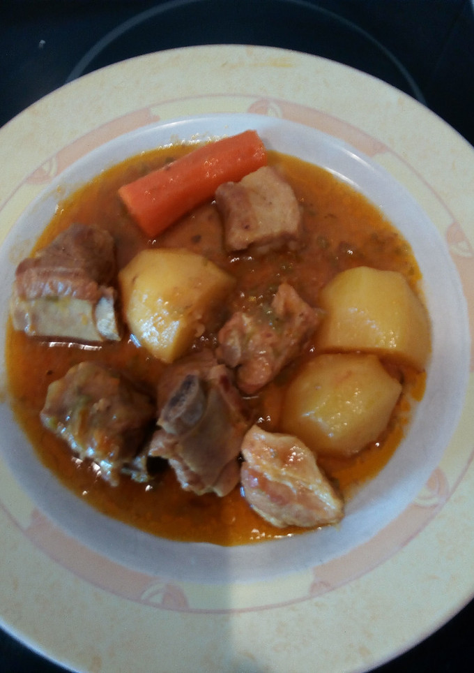 Una foto de Estofado con patatas y costillas tradicional