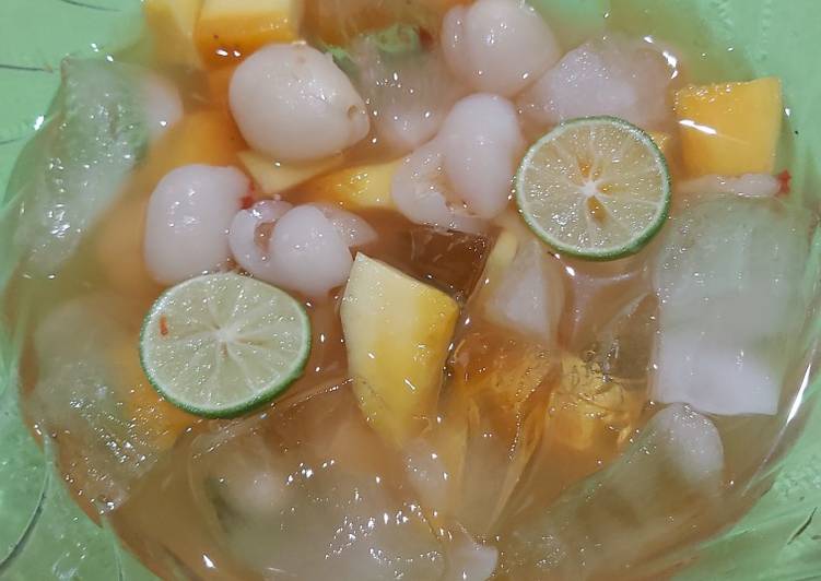 Cara Gampang Menyiapkan Es Rujak Mangga Rambutan, Lezat