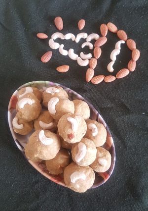 आटा ड्राईफ्रूट्स लड्डू (Aata dryfruits laddu recipe in Hindi) रेसिपी मुख्य फोटो