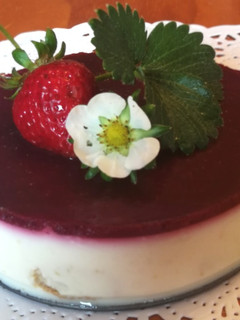 Una foto de Mini tartas de queso y cuajada con cobertura de frutos del bosque
