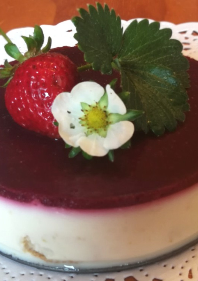 Una foto de Mini tartas de queso y cuajada con cobertura de frutos del bosque