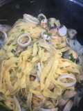 Tagliatelles fraîches aux coques et calamars
