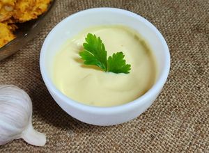 Una foto de 🧄🥚 Mayonesa de ajo a base de huevo duro 🥚🧄