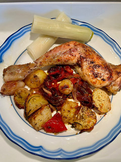 Una foto de Pollo de corral al horno con patatas