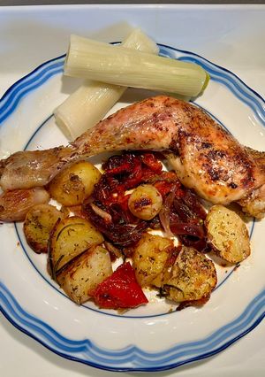 Una foto de Pollo de corral al horno con patatas