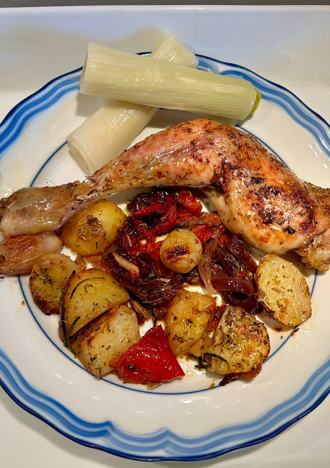 Una foto de Pollo de corral al horno con patatas