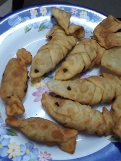 A picture of Tofee and fish samosa.