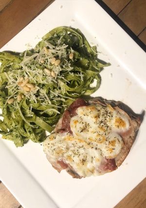Une photo de Escalope de veau à l’italienne et tagliatelles au pesto d’épinard