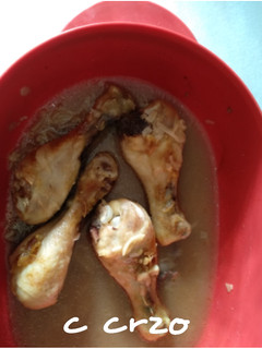 Una foto de Pollo, cerveza y sopa de cebolla