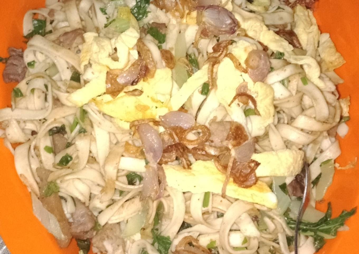 Mie telur with daging babi