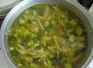 Una foto de Sopa con verduras verdes. ॐ