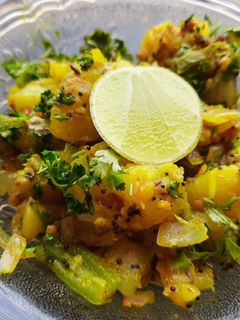बटाट्याची सुकी भाजी (batatyachi sukhi bhaji recipe in marathi) रेसिपी चे मुख्य फोटो