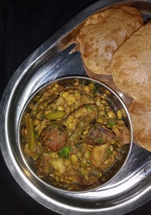 हरा लहसुन वाला उंधियू (Hara lehsun wala Undhiyu recipe in hindi) रेसिपी मुख्य फोटो