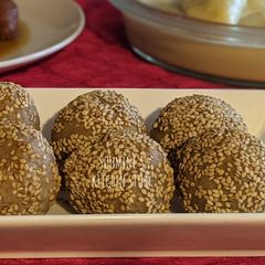 A picture of Til Mawa Laddu (White Sesame seeds Laddu with mawa).
