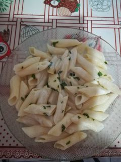 Una foto de Fideos con albahaca y salsa blanca!
