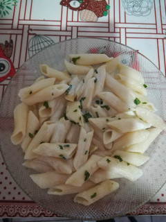 Una foto de Fideos con albahaca y salsa blanca!