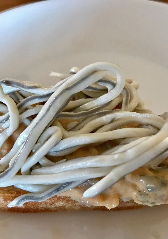 Una foto de Pintxo de anguriñas con salsa de salmón ahumado