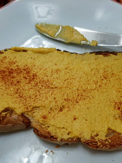 Una foto de Hummus, un puré de garbanzos