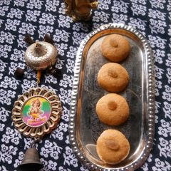 A picture of बेसन मूंगफली पेड़ा.