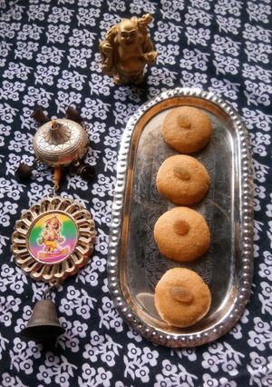 A picture of बेसन मूंगफली पेड़ा.