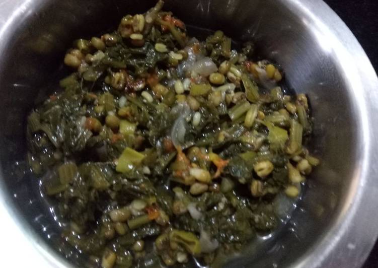 Step-by-Step Guide to Make Speedy Moong dal palak