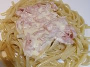 Una foto de fideos con salsa blanca