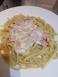 Una foto de Pastas con salsa blanca y jamón