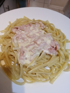 Una foto de Pastas con salsa blanca y jamón