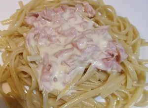 Una foto de Pastas con salsa blanca y jamón