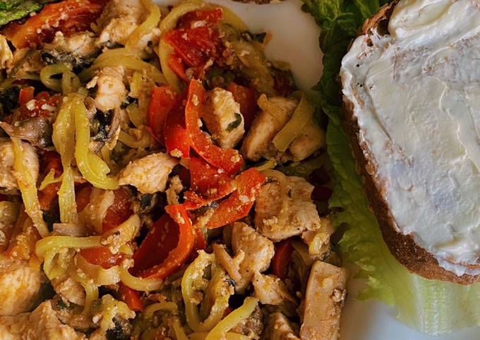 Паста из кабачка с куриной грудкой, грибами