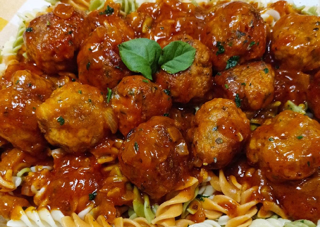 Albóndigas con tirabuzones en salsa arrabbiata