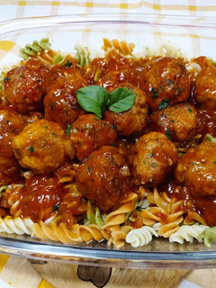 Una foto de Albóndigas con tirabuzones en salsa arrabbiata