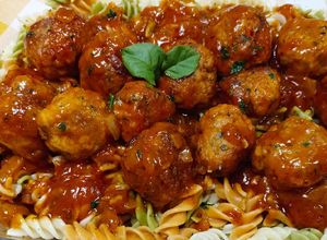 Foto principal de Albóndigas con tirabuzones en salsa arrabbiata