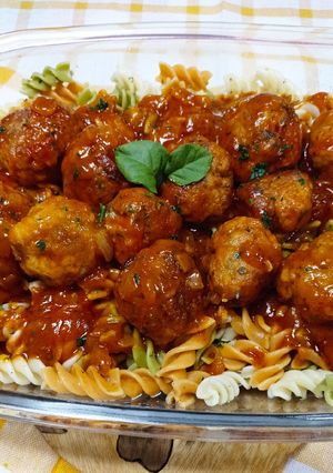Una foto de Albóndigas con tirabuzones en salsa arrabbiata
