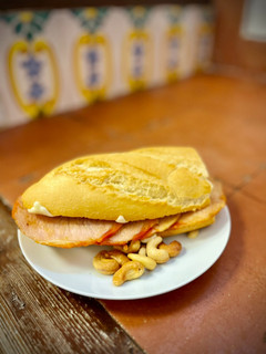 Una foto de Bocata de lomo con queso y mahonesa