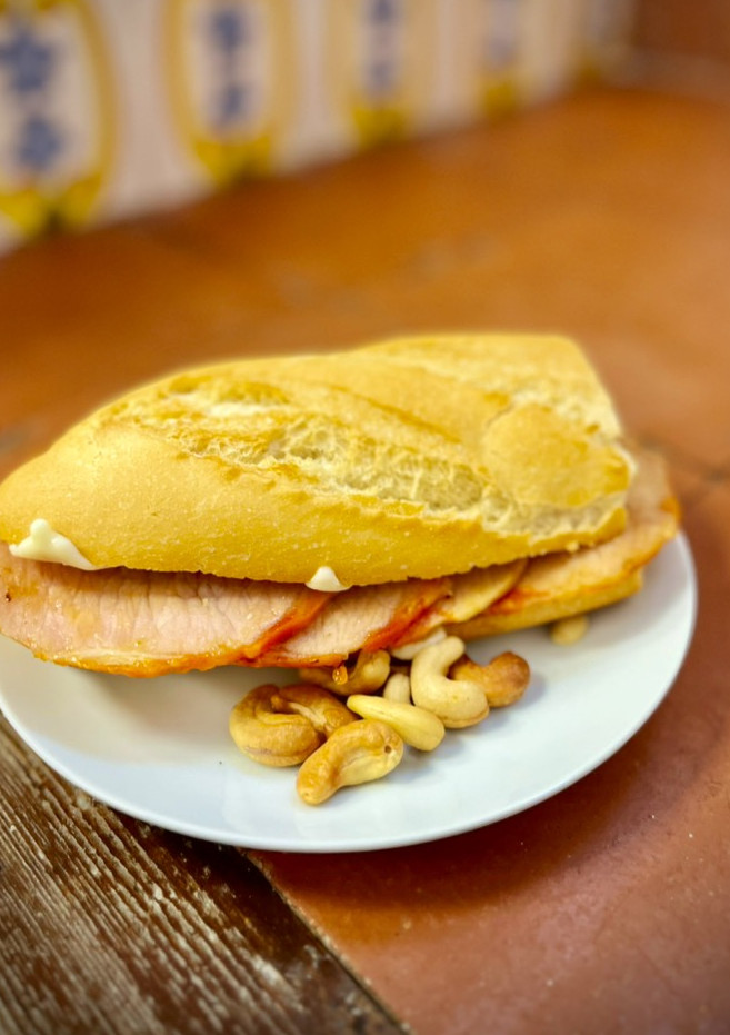 Una foto de Bocata de lomo con queso y mahonesa