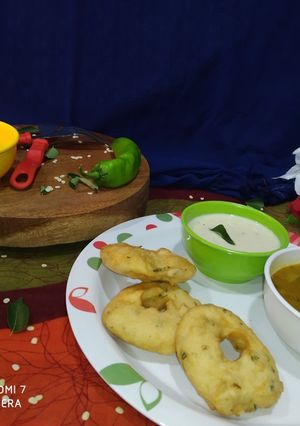 મેંદુ વડા સંભાર(Mendu vada sambhar recipe in Gujarati) રેસીપી મુખ્ય ફોટો