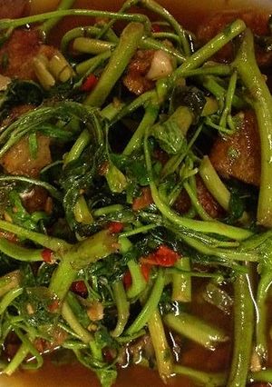 รูปของ ผัดกระเฉดหมูกรอบ