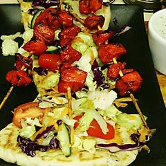 A picture of Tex's Chicken Tikka Kebab on Naan Bread 🐔🍞🍲🌿.