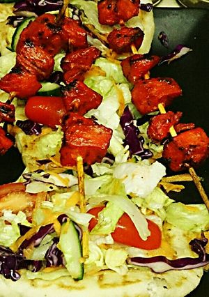 A picture of Tex's Chicken Tikka Kebab on Naan Bread 🐔🍞🍲🌿.