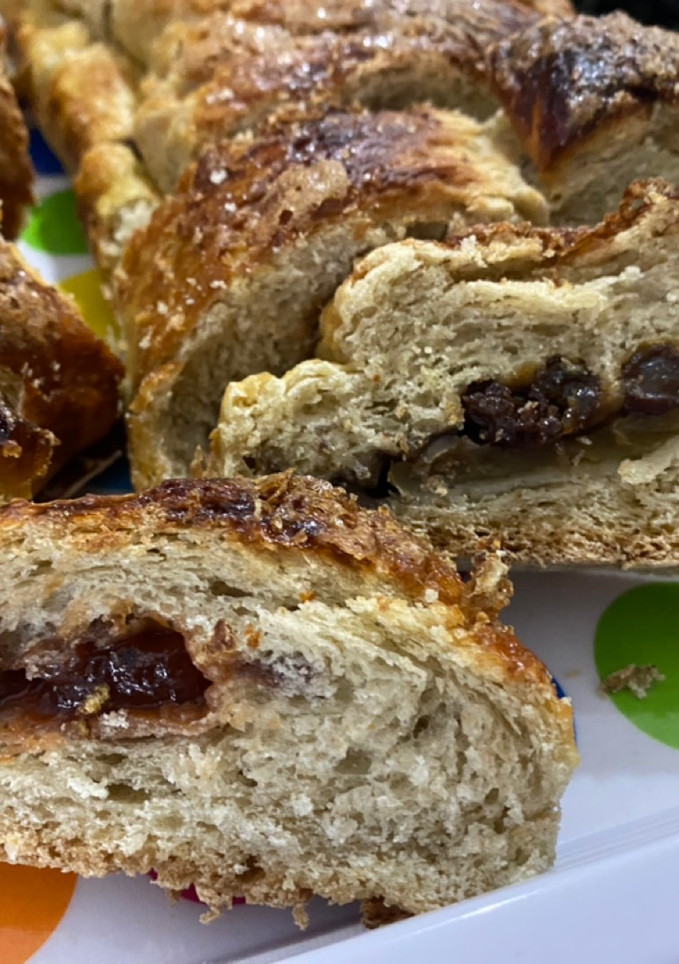 Una foto de ARROLLADOS DULCES 1) manzana/pasas de uva—2) membrillo/nueces 😋🤩👏