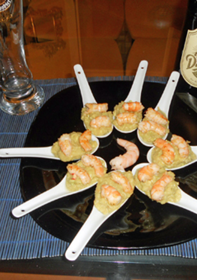 Una foto de Langostinos con guacamole