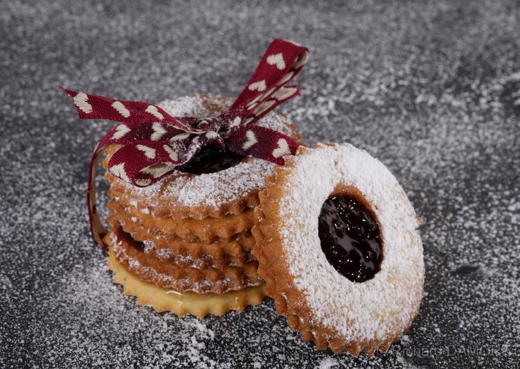 A révélé le secret de la recette Sablés aux épices et à la confiture de cerise griotte à la maison