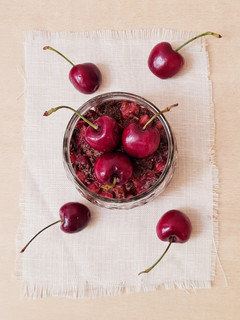 Una foto de Postrecito saludable y nutritivo de cerezas sin azúcar añadido ni edulcorante 🍒 Recetita con hack 😉
