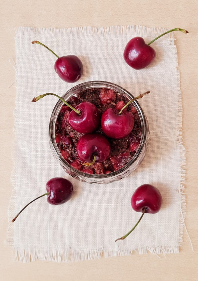 Una foto de Postrecito saludable y nutritivo de cerezas sin azúcar añadido ni edulcorante 🍒 Recetita con hack 😉